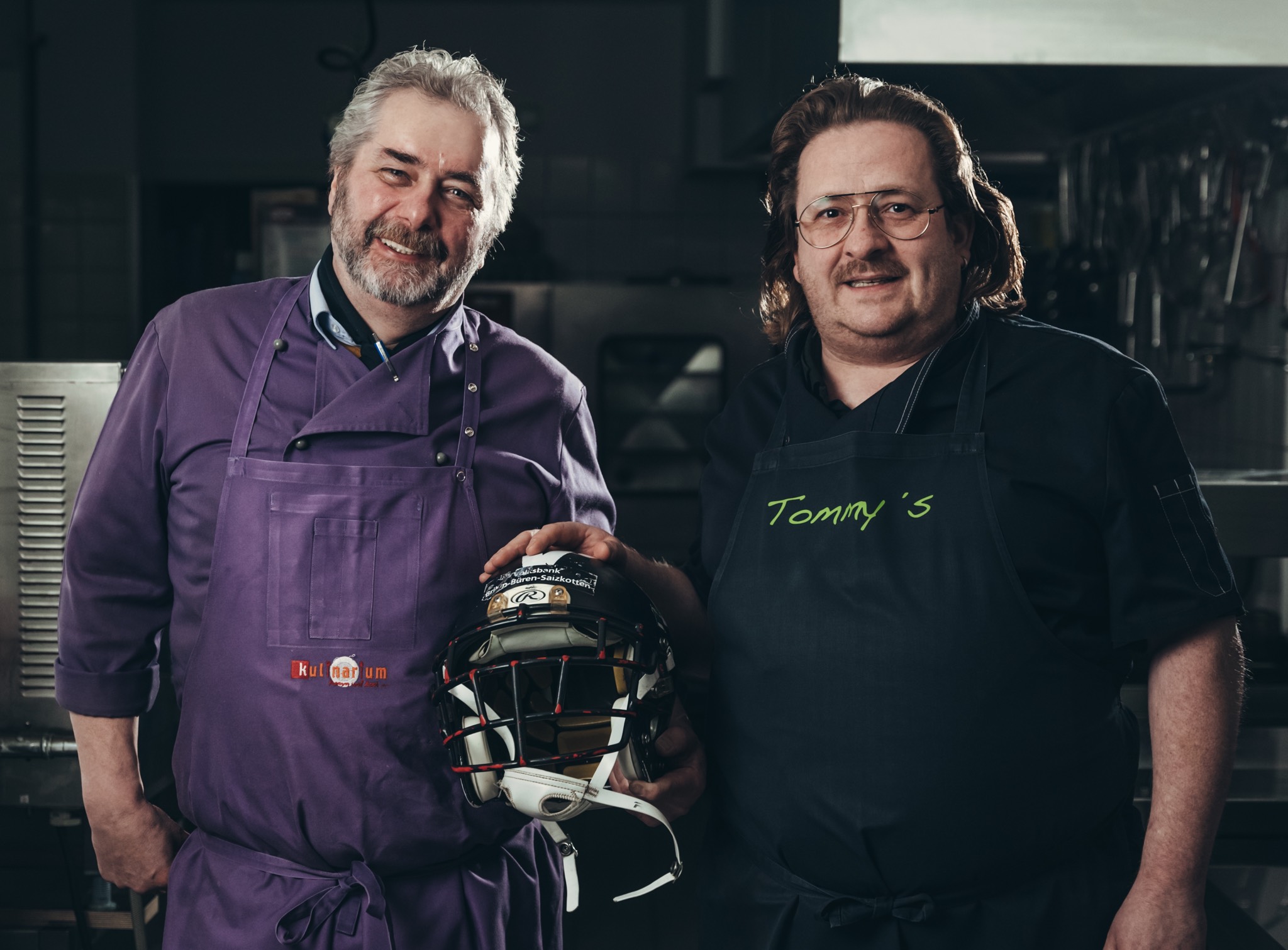 Die beiden Briloner Köche Andreas Piorek (links) und Thomas Hillebrand freuen sich darauf, am Super-Bowl-Abend für die heimischen Football-Fans zu kochen. (Foto: KARMA Marketing)