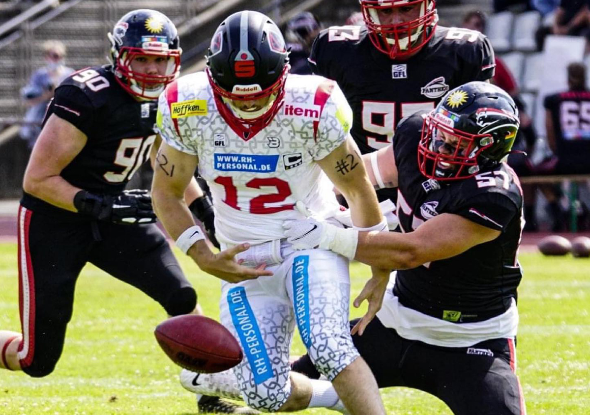 Bei aller Freude sieht Head Coach Douglas Fryer 13:0-Erfolg Raum für Verbesserungen (Foto: Düsseldorf Panther / MK Foto Works)