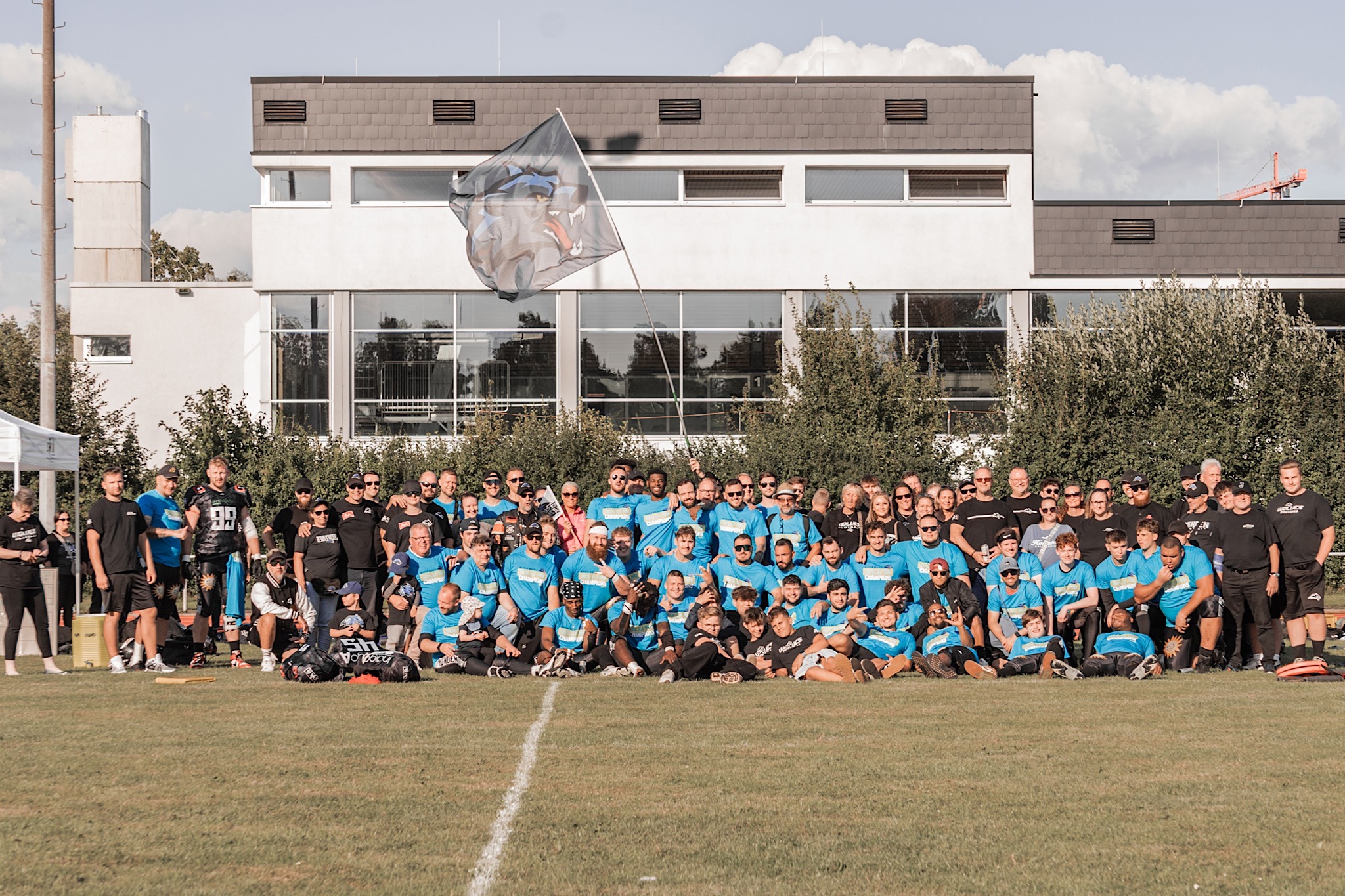 Mit seinen zahlreichen Fans feierte die Mannschaft der Minden Wolves den vorzeitigen Gewinn der Meisterschaft und Aufstieg in die Regionalliga  - Foto: Minden Wolves