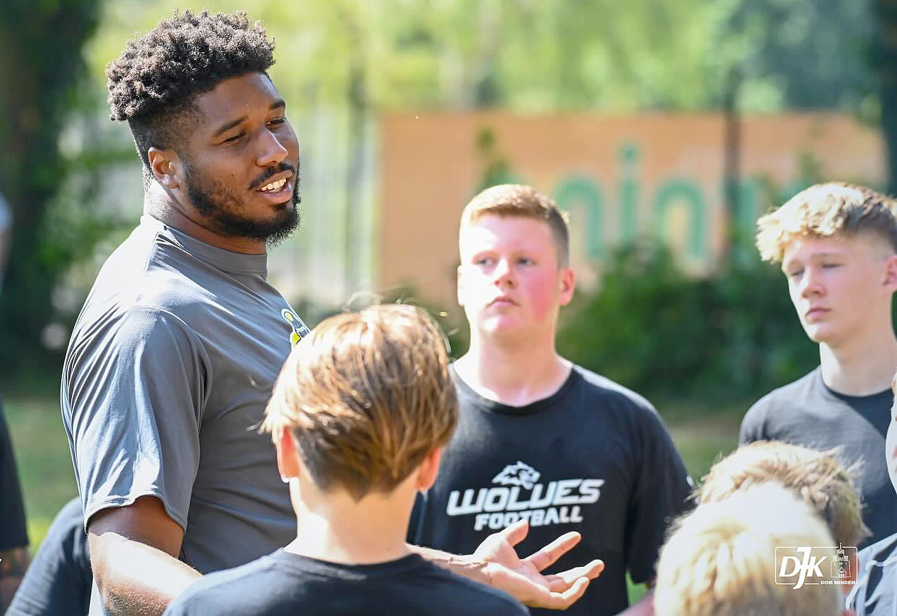 Jalen Dalton beim Jugendcamp mit der Jugend der Wolves - Foto: Minden Wolves