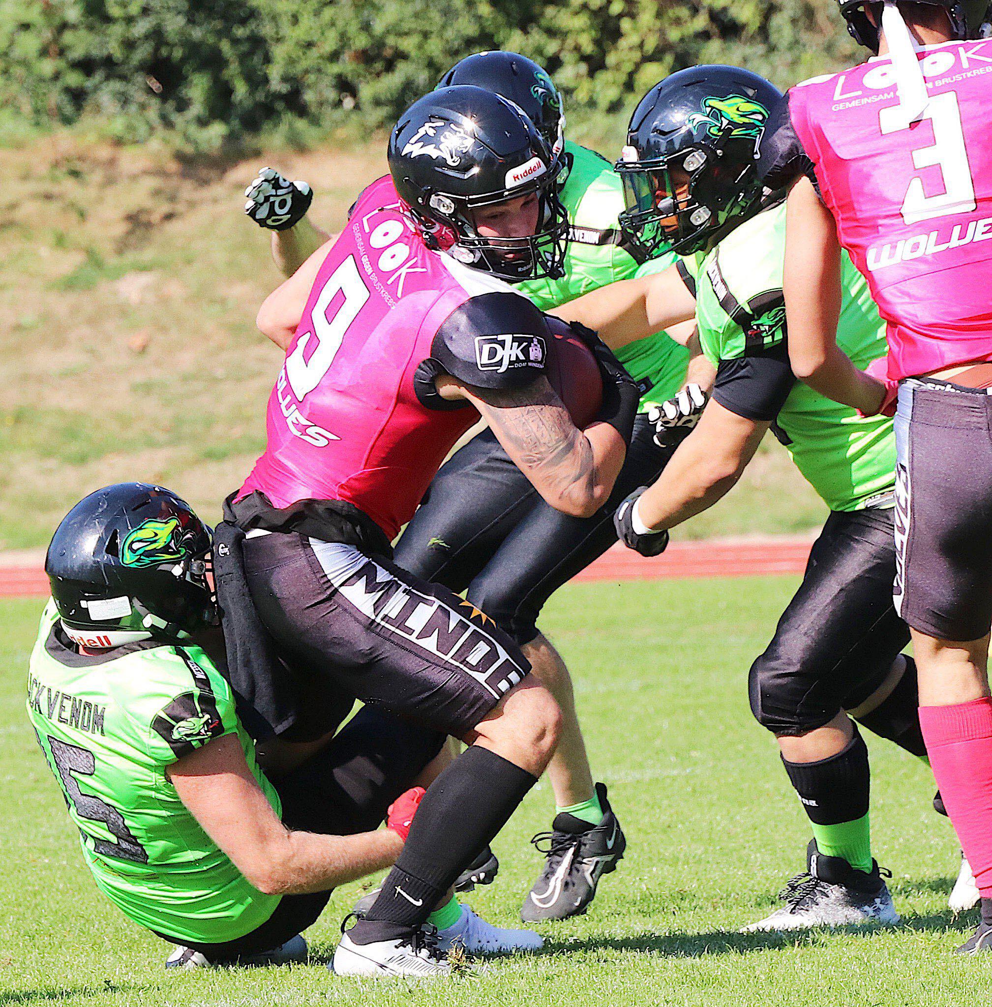 Jamil Saidani wird im „Pink Ribbon-Spiel“ von zwei Spielern der Wesseling Blackvenom auf seinem Weg nach vorn gestoppt - Foto: Minden Wolves