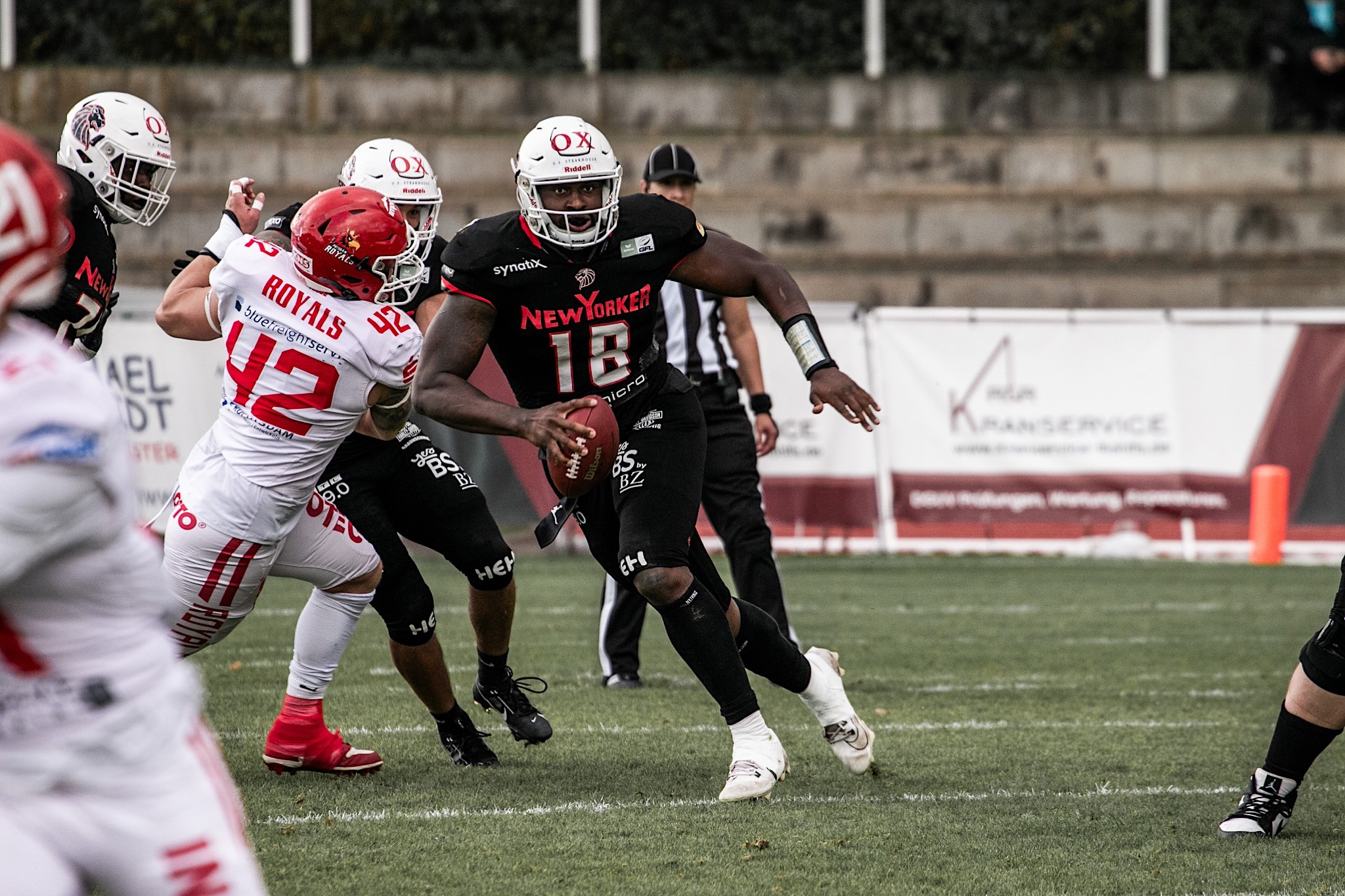 Quarterback Donavan Isom (#18) hatte einen schweren Stand - Foto: Fabian Uebe