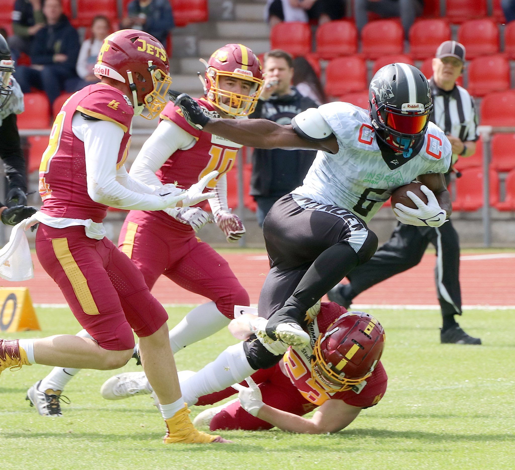 Jordon Mc Kenzie auf seinem Weg zum nächsten First Down aufzuhalten - Foto: Minden Wolves