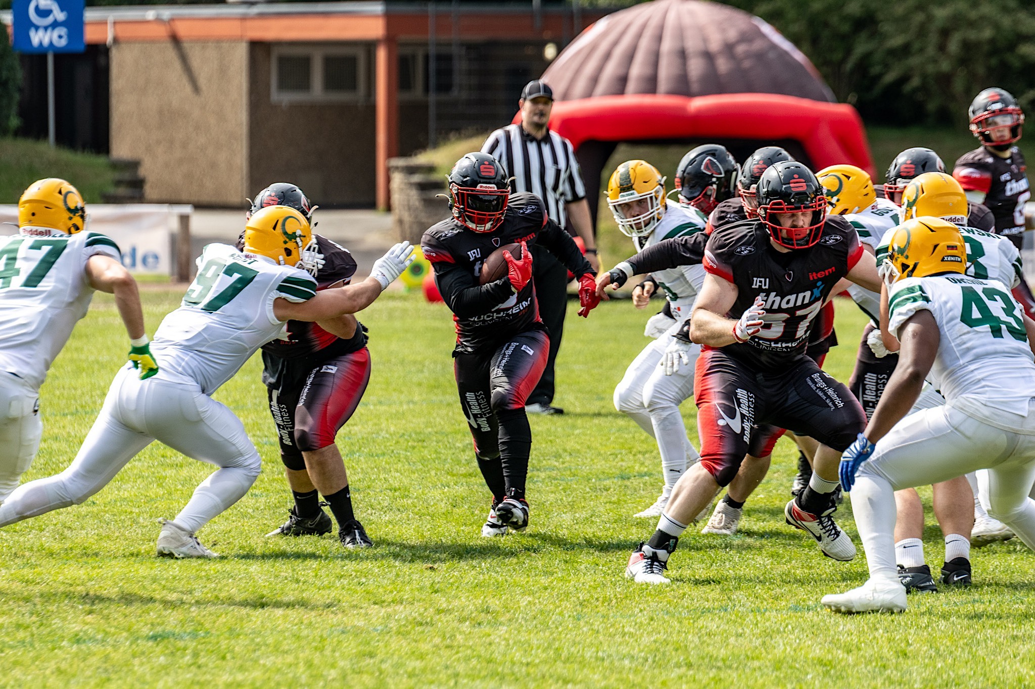 Das Hinspiel war bis zum Ende spannend, am Ende gewannen die Paladins knapp - Foto: Marc Junge