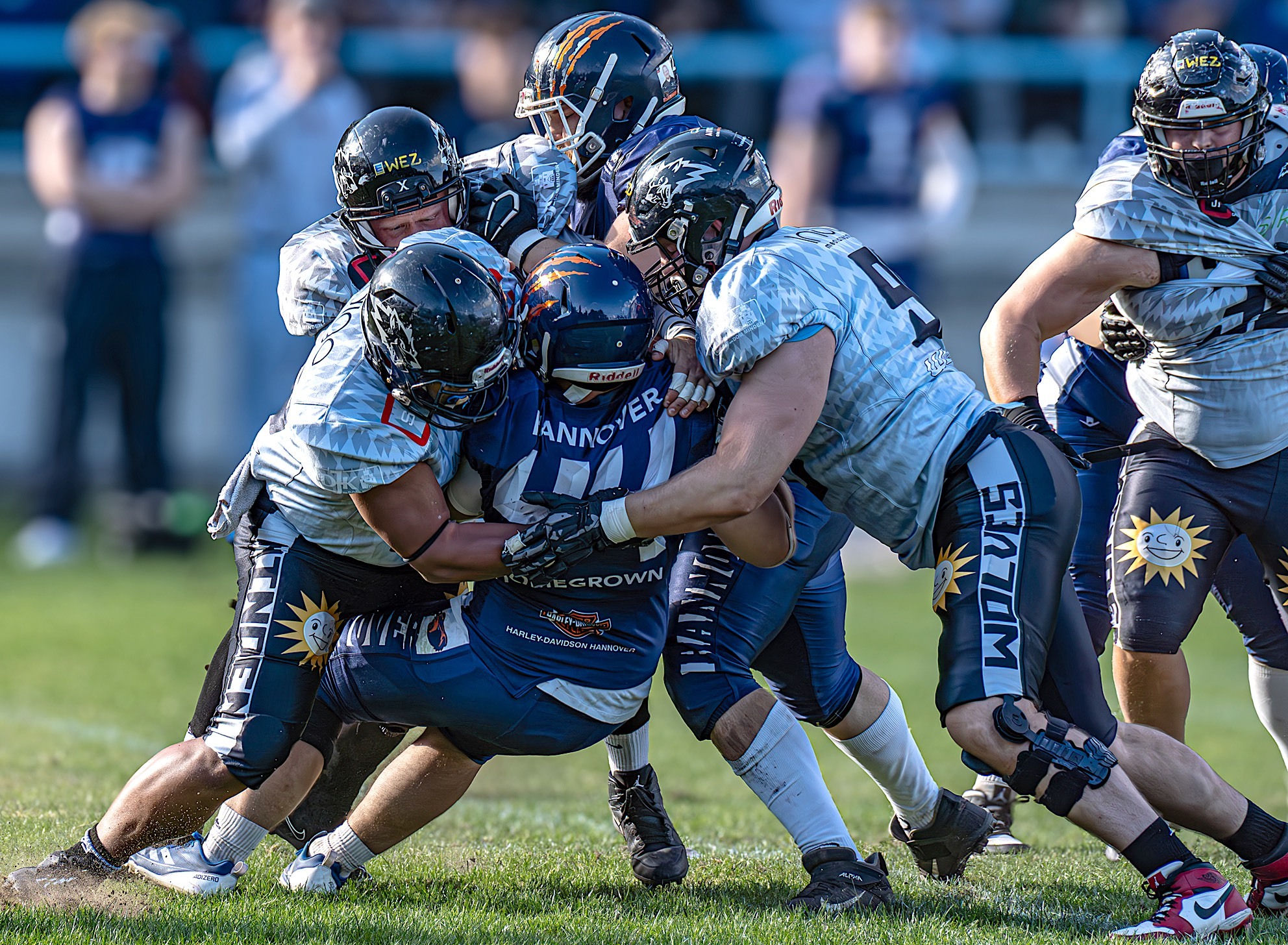 Die Mindener Defense ist, wie hier im Hinspiel, gegen die Offense der Grizzlies gefordert - Foto: Hendric-Noah Pieper