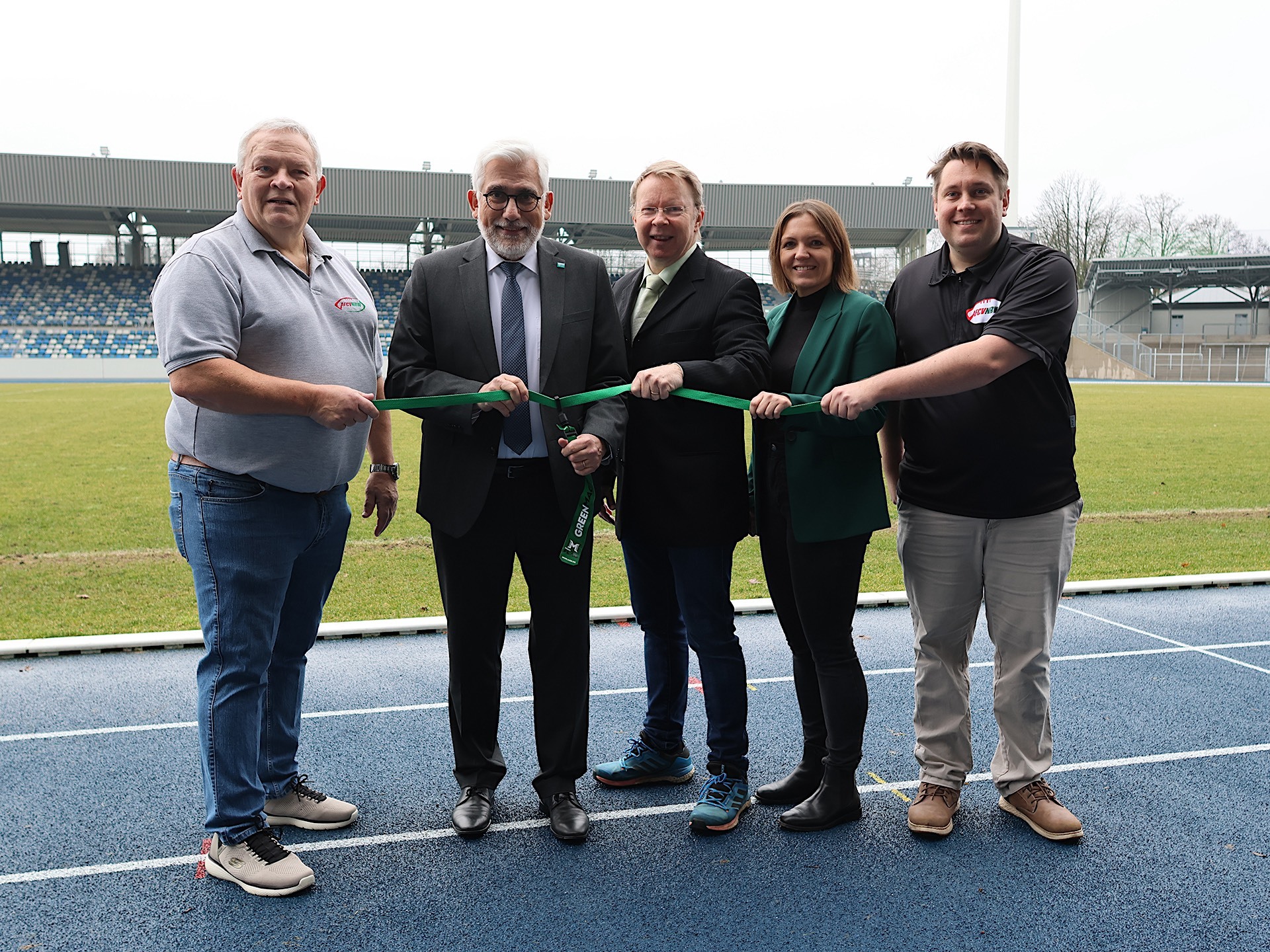Erster Landesstützpunkt Flag Football in Deutschland startet in Bochum-Wattenscheid Peter Springwald, Jörg Lukat, Sammy Schmale, Julia Hämel, Fabian Pawlowski (v. l.)- Foto: AFCV NRW