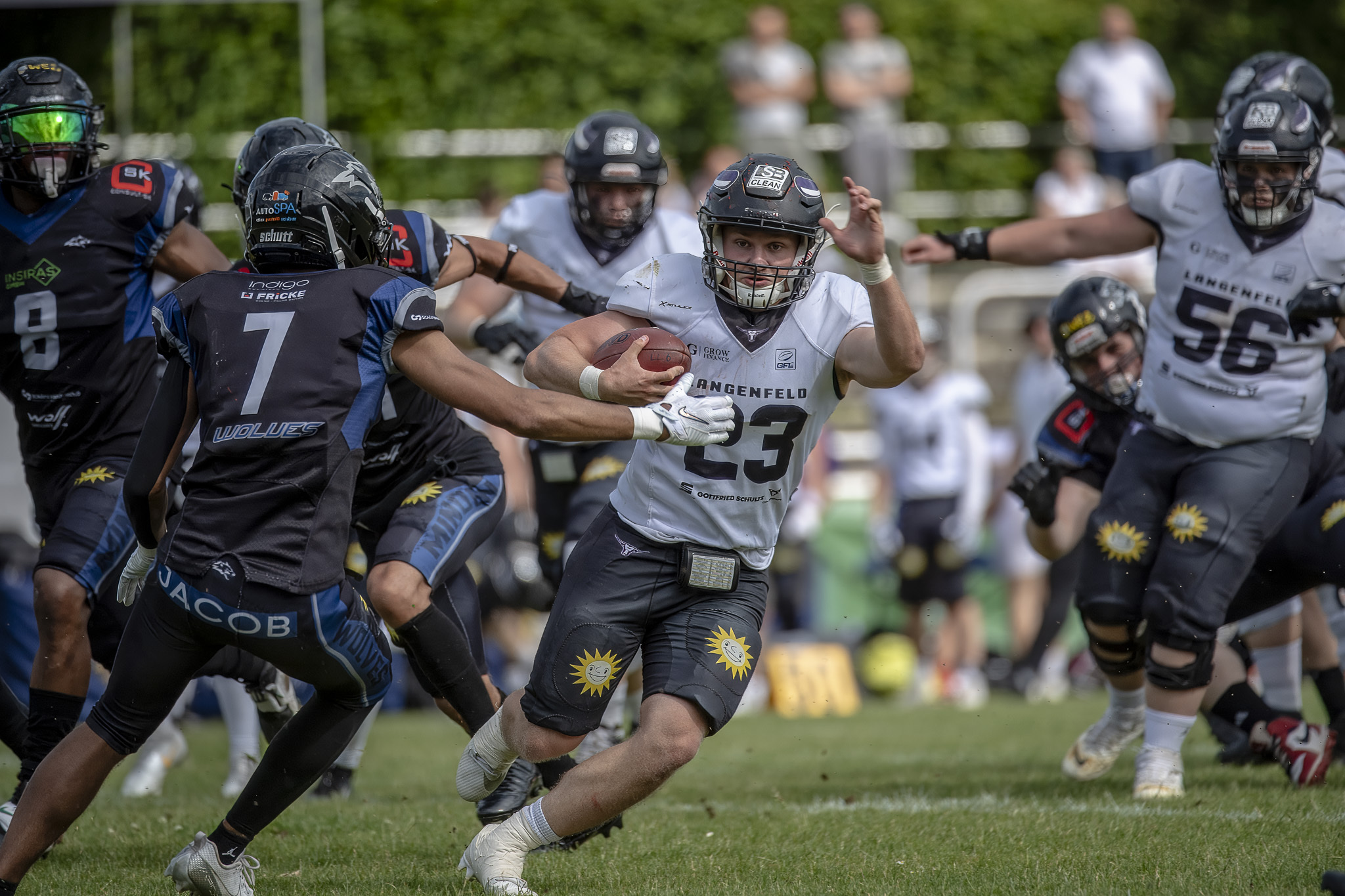 Langenfeld Longhorns setzte auf das Laufspiel seiner Runningback und setzte abwechselnd seine drei Quarterbacks ein - Foto: Oliver Jungnitsch