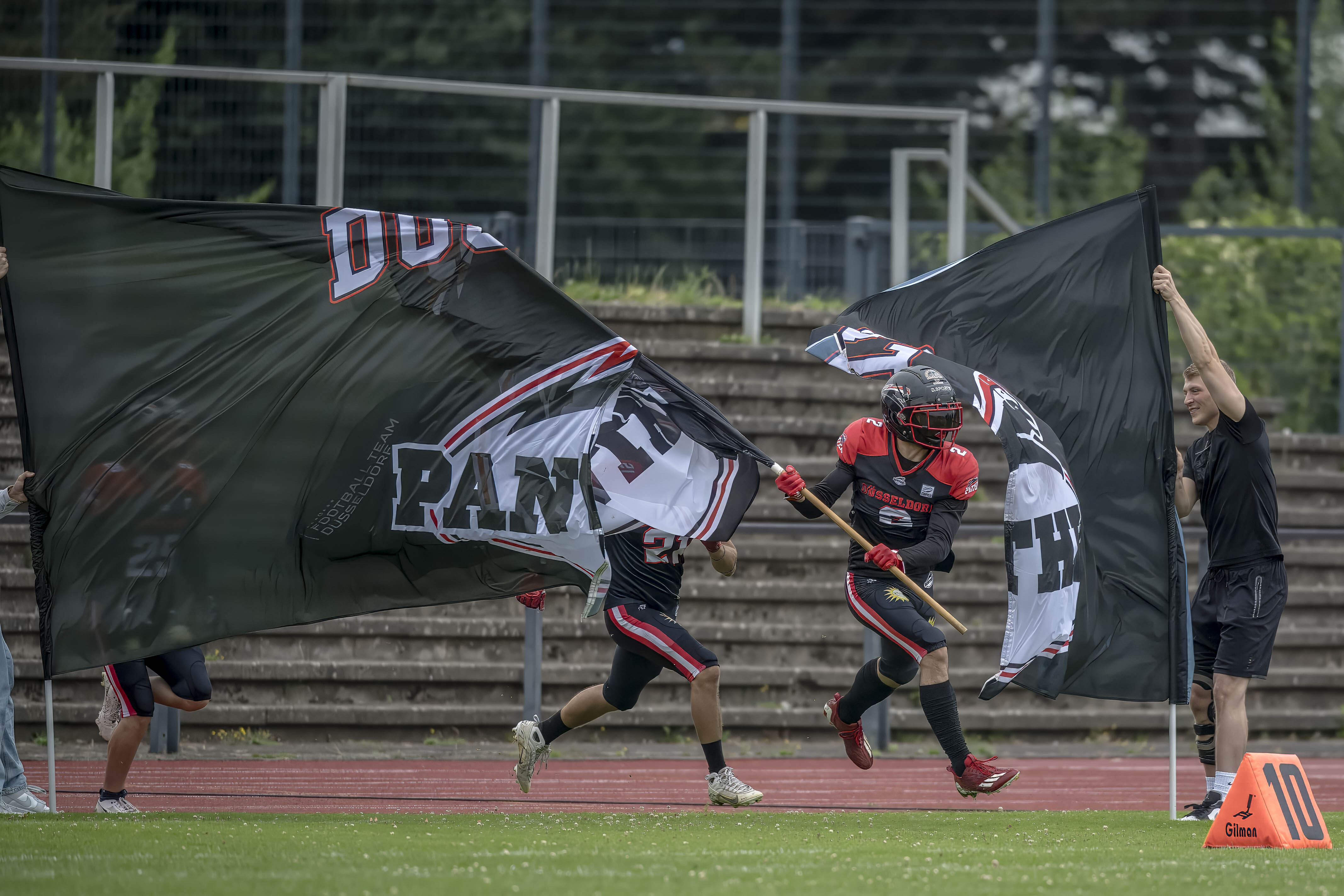 Düsseldorf Panther beim Einlauf beim Heimspiel in Benrath - Foto: Oliver Jungnitsch